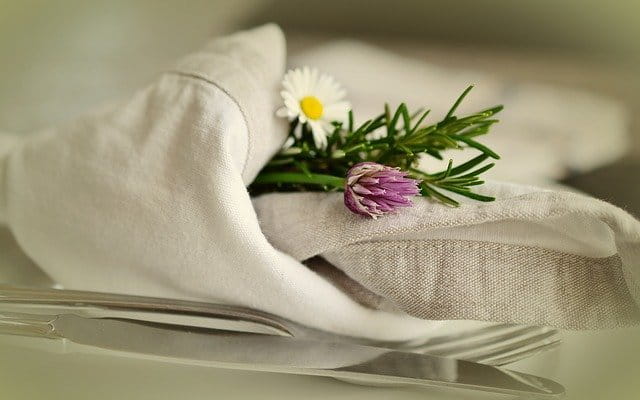 Serviette et couverts de table