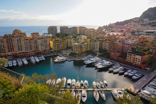 Vue de Monaco de jour.